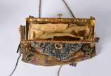 Duas bolsas de toilette, uma de miçangas desfia... - Duas bolsas de toilette, uma de miçangas desfiando.