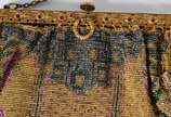 Duas bolsas de toilette, uma de miçangas desfia... - Duas bolsas de toilette, uma de miçangas desfiando.