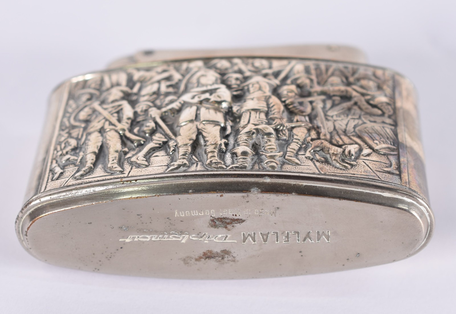 Isqueiro com capa de prata, figuras de soldados em relevo. - foto 4 de 5