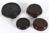 Quatro bases/peanhas de madeira para vasos (div... - Quatro bases/peanhas de madeira para vasos (diversos modelos e tamanhos).