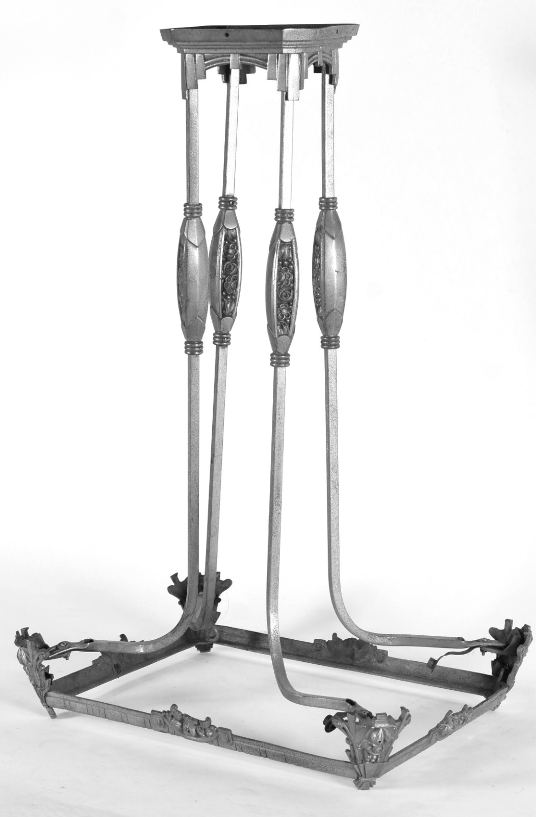 Art Deco - Armação de lustre em bronze niquelado, década de 1920. - foto 1 de 3