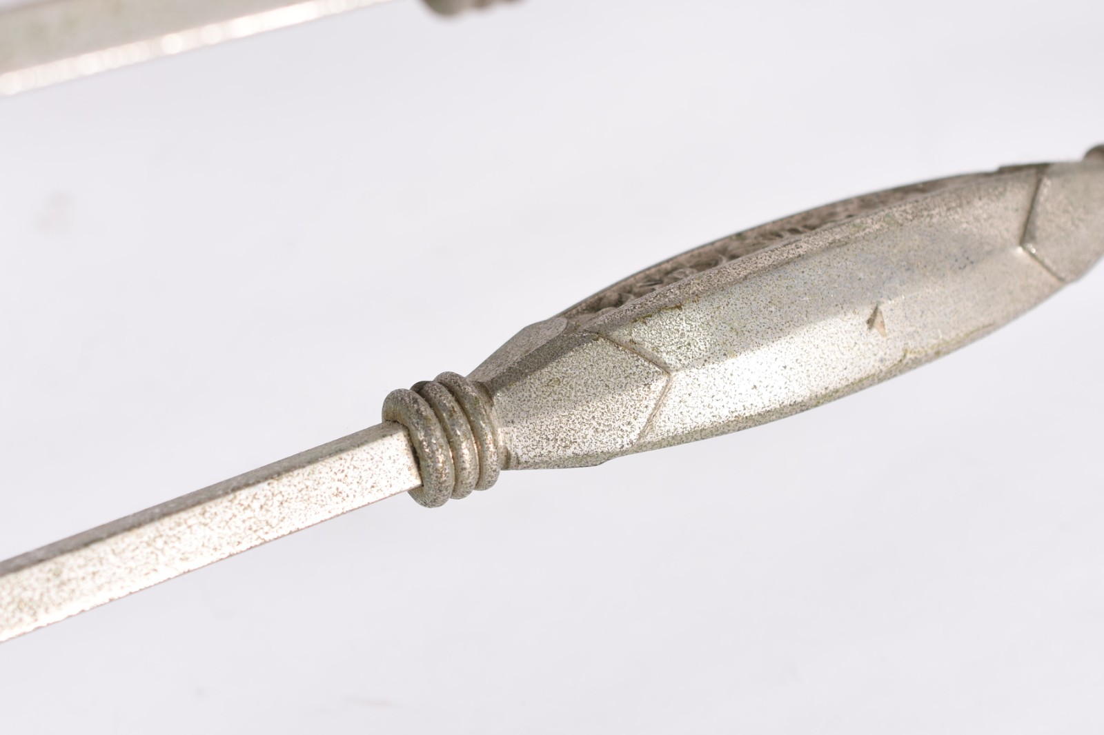 Art Deco - Armação de lustre em bronze niquelado, década de 1920. - foto 3 de 3
