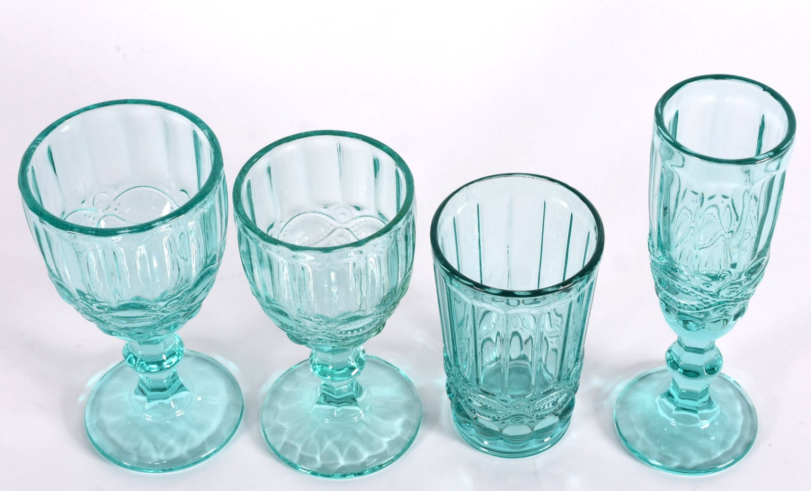 Serviço de taças em vidro na cor verde composto de: 12 flutes, 12... - foto 5 de 5