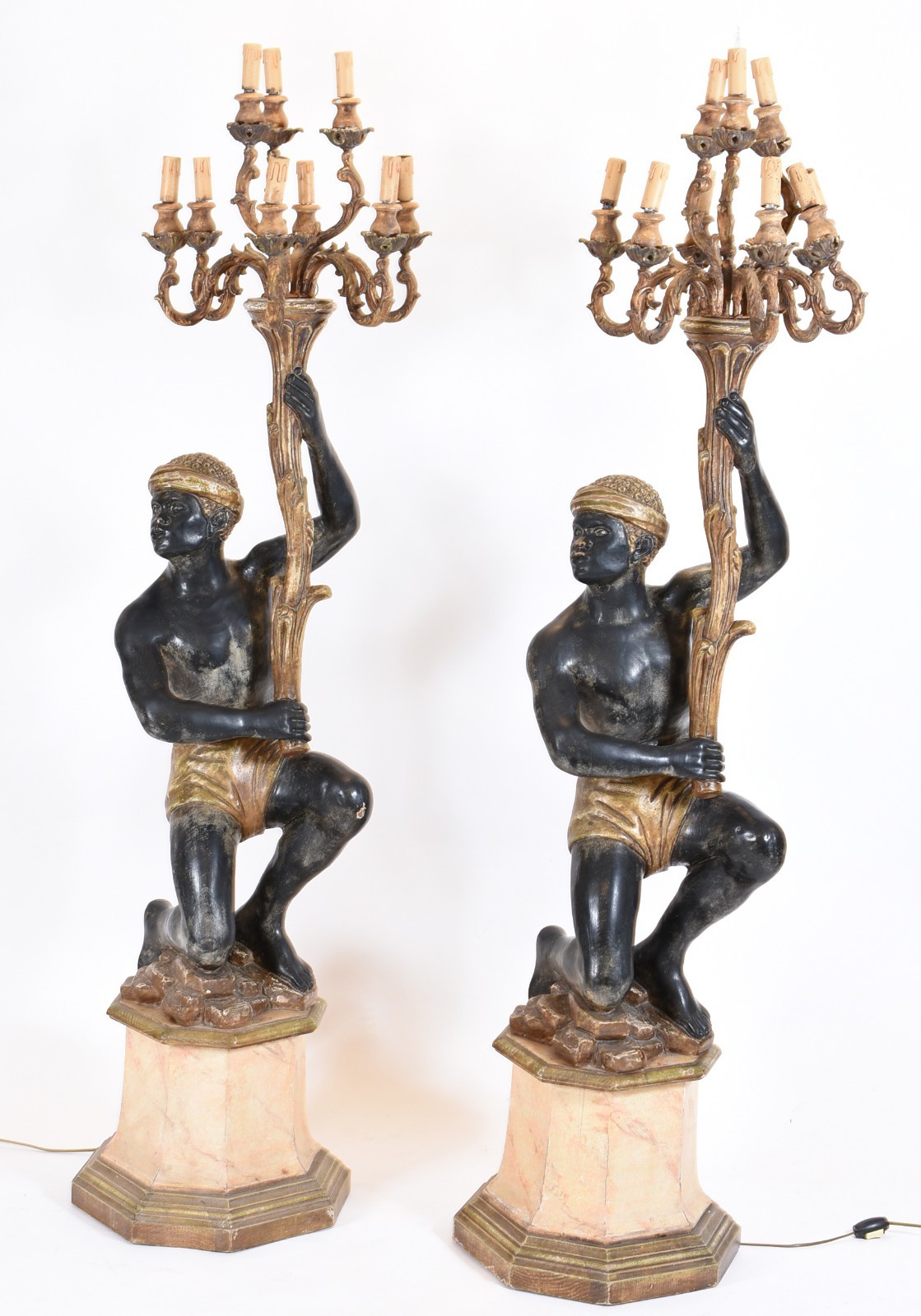 Par de esculturas representando Blackamour sustentando candelabros de... - foto 8 de 8