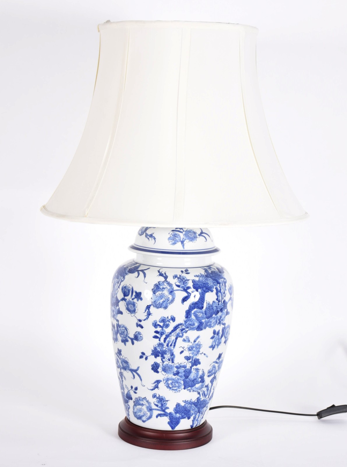 Abatjour de porcelana azul e branca com cúpula. - foto 1 de 2