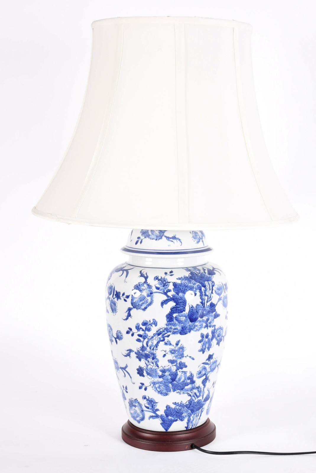 Abatjour de porcelana azul e branca com cúpula. - foto 2 de 2