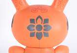 Kidrobot (2002), "Dunny Orange Drop", toy por  ... - Peça na caixa original. <br><br>O sol laranja, encantadoramente maduro, desaparece na noite. Apresentando imagens ilustrativas de Andrew Bell co...