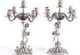 Par de excepcionais candelabros de prata contra... - Par de excepcionais candelabros de prata contrastada para 5 luzes cada, apresentando figuras de "Pucci" sustentanto as velas. Reversíveis para c...