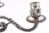 Par de excepcionais candelabros de prata contra... - Par de excepcionais candelabros de prata contrastada para 5 luzes cada, apresentando figuras de "Pucci" sustentanto as velas. Reversíveis para c...