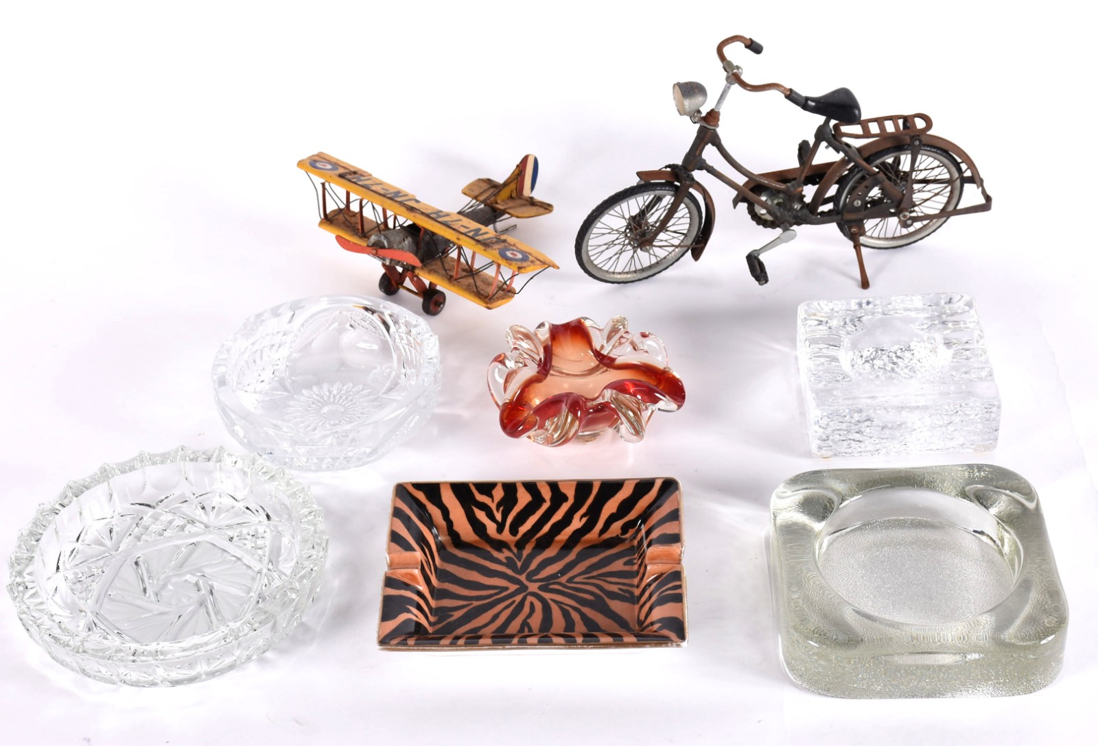 Diversas peças, sendo seis cinzeiros em vidro, e duas miniaturas de... - foto 1 de 6