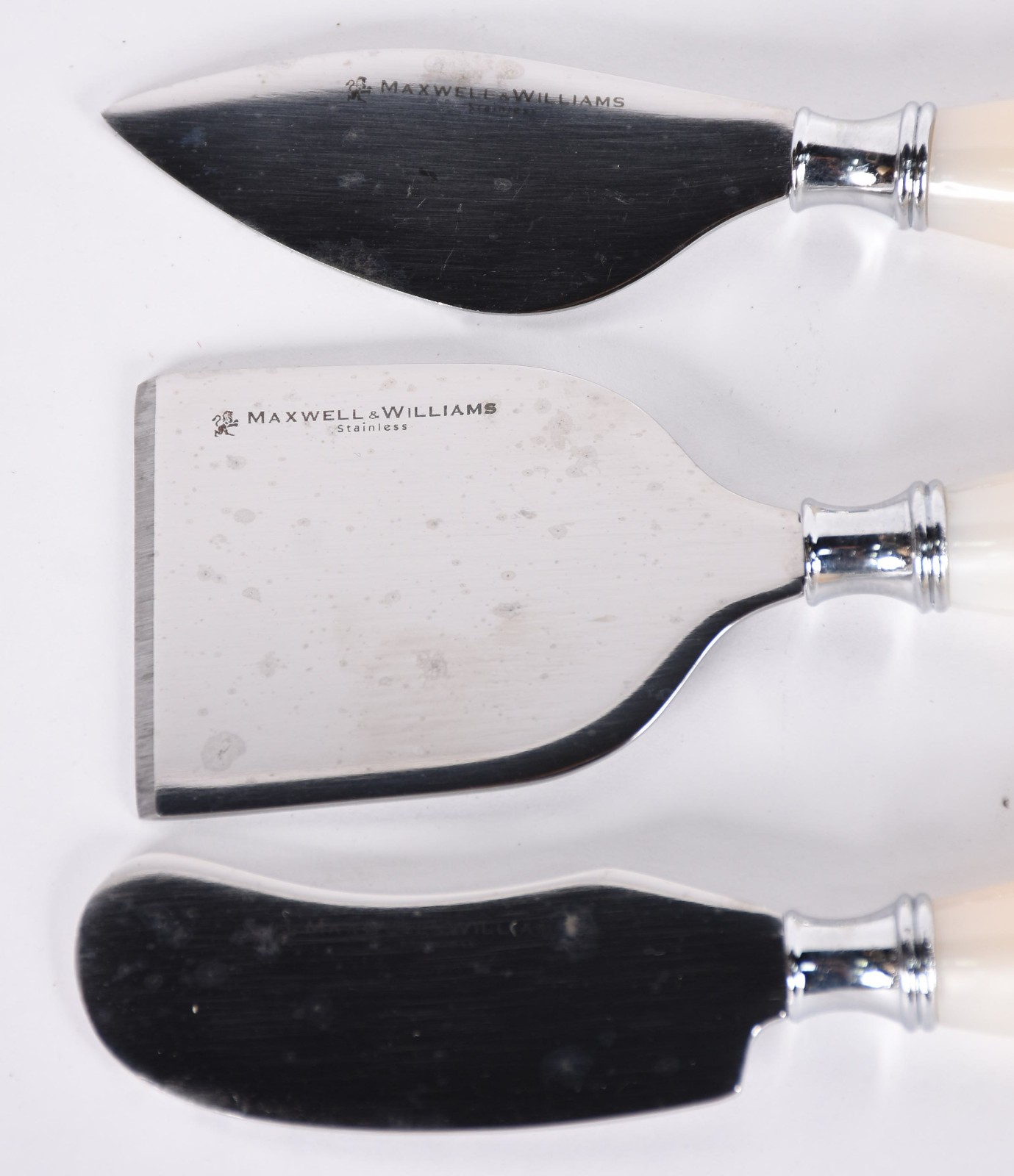 Diversas peças, sendo porta talher de metal prateado e base de... - foto 5 de 6
