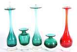 Cinco peças de vidro, sendo 3 garrafas e 2 vaso... - Cinco peças de vidro, sendo 3 garrafas e 2 vasos nas cores verde e vermelha.