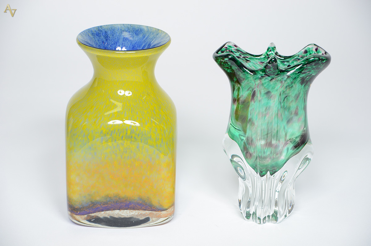 Dois vasos, sendo um de vidro mesclado amarelo e um de cristal da...