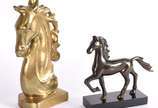 Duas esculturas de bronze e metal representando... - Duas esculturas de bronze e metal representando cabeça de cavalo, uma com base quebrada.