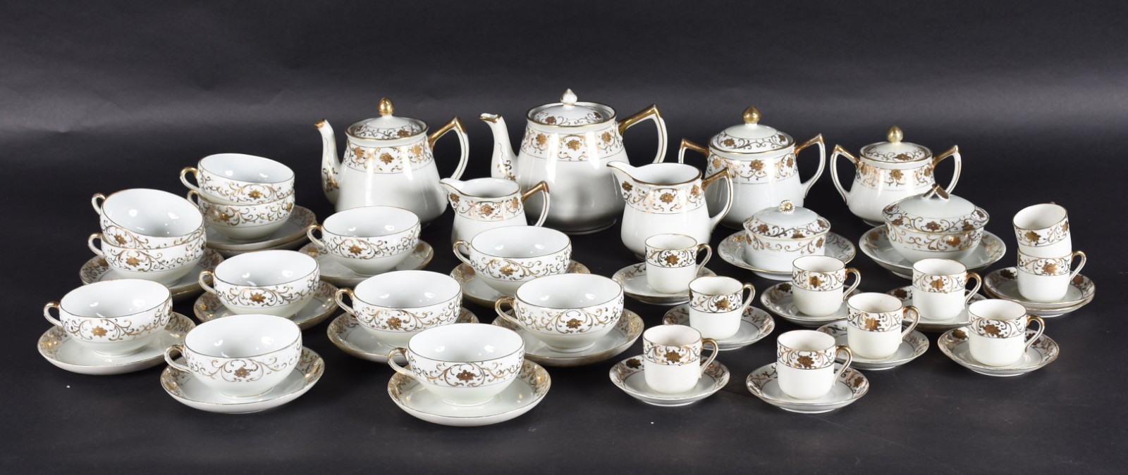 Serviço de chá e café de porcelana oriental composto de: 12 xícaras... - foto 2 de 6
