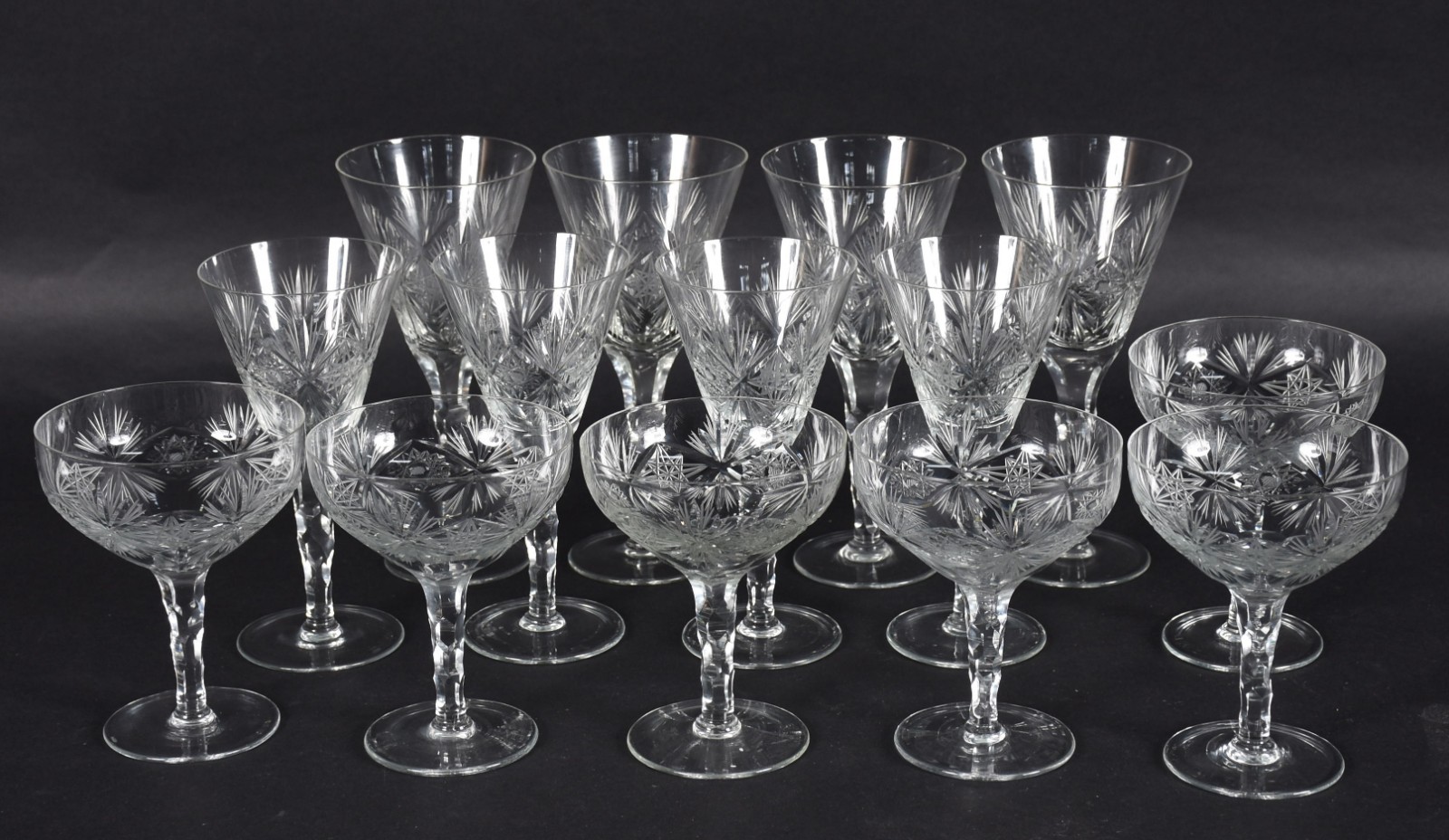 Serviço de cristal lapidado composto de: 6 taças de champagne, 4... - foto 1 de 3