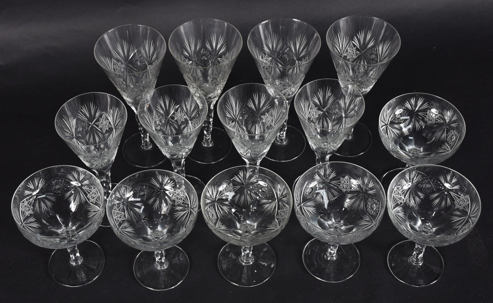 Serviço de cristal lapidado composto de: 6 taças de champagne, 4... - foto 3 de 3