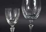 Strauss (1983),  - Parte de serviço de cristal lapidado composto de 4 taças para vinho tinto e 3 para vinho branco. Marcas na cristaleria na base. Total 7 peças.