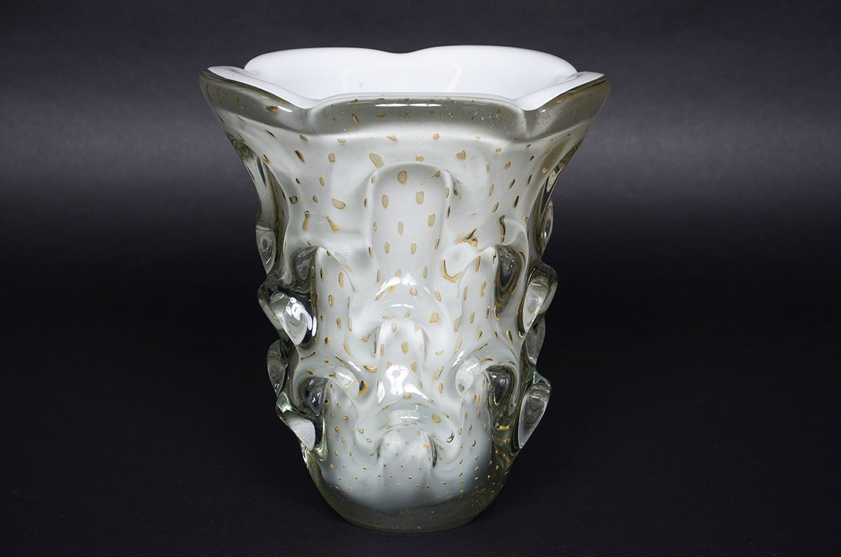 Vaso de murano branco com pó de ouro.
