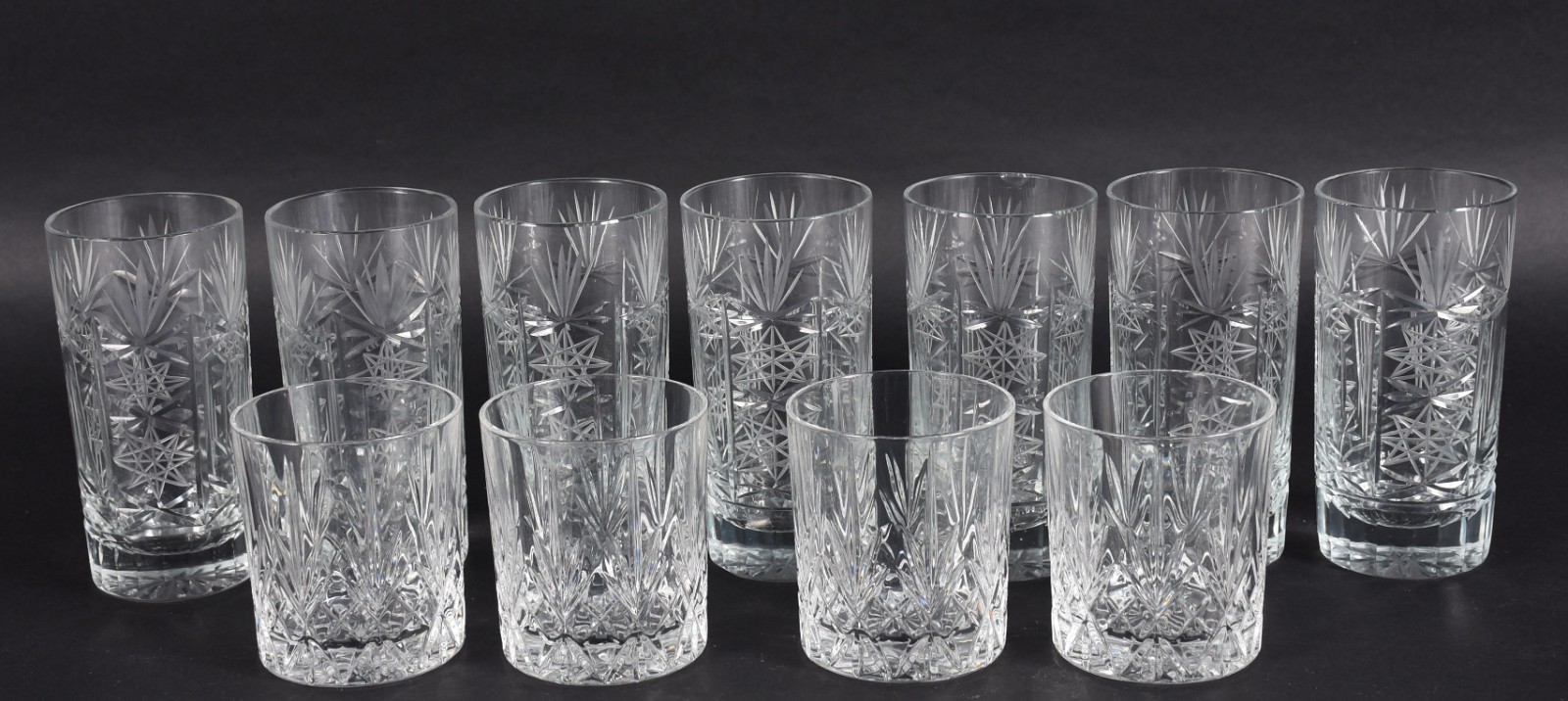 Conjunto com sete copos longos e quatro baixos de cristal lapidado... - foto 1 de 5