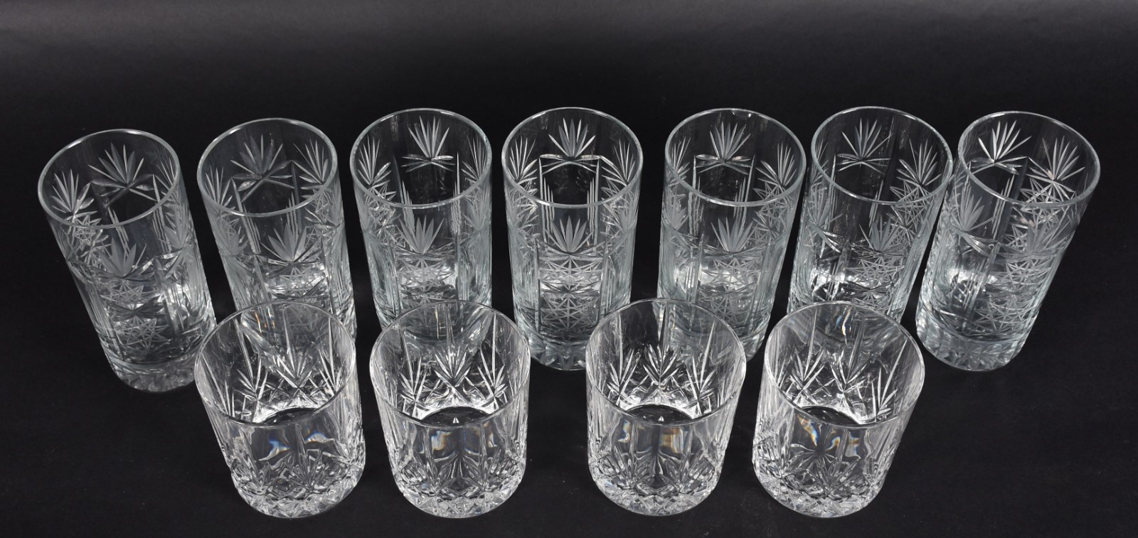 Conjunto com sete copos longos e quatro baixos de cristal lapidado... - foto 2 de 5