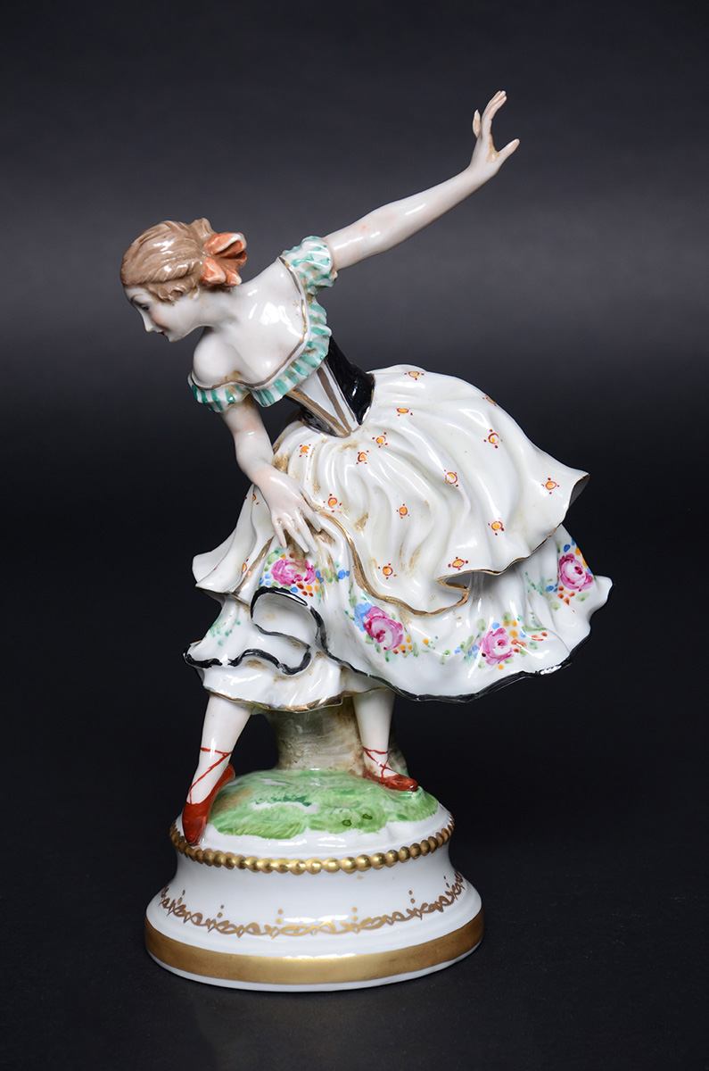 Estatueta de porcelana europeia policromada, representando dançarina. - foto 1 de 3