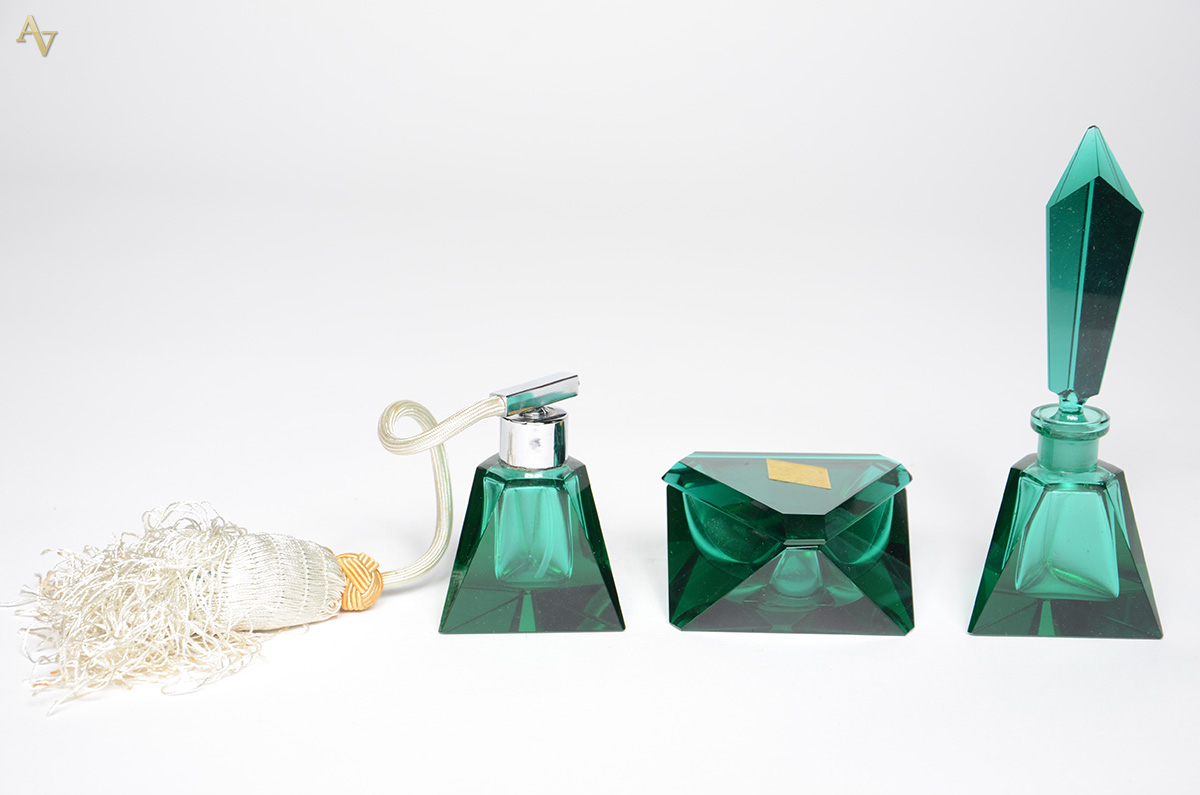 Conjunto de cristal alemão na cor verde com dois perfumeiros e uma...