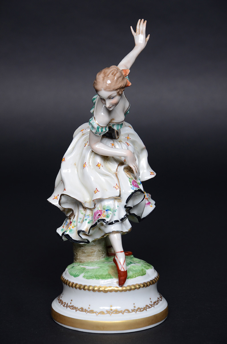 Estatueta de porcelana europeia policromada, representando dançarina. - foto 2 de 3