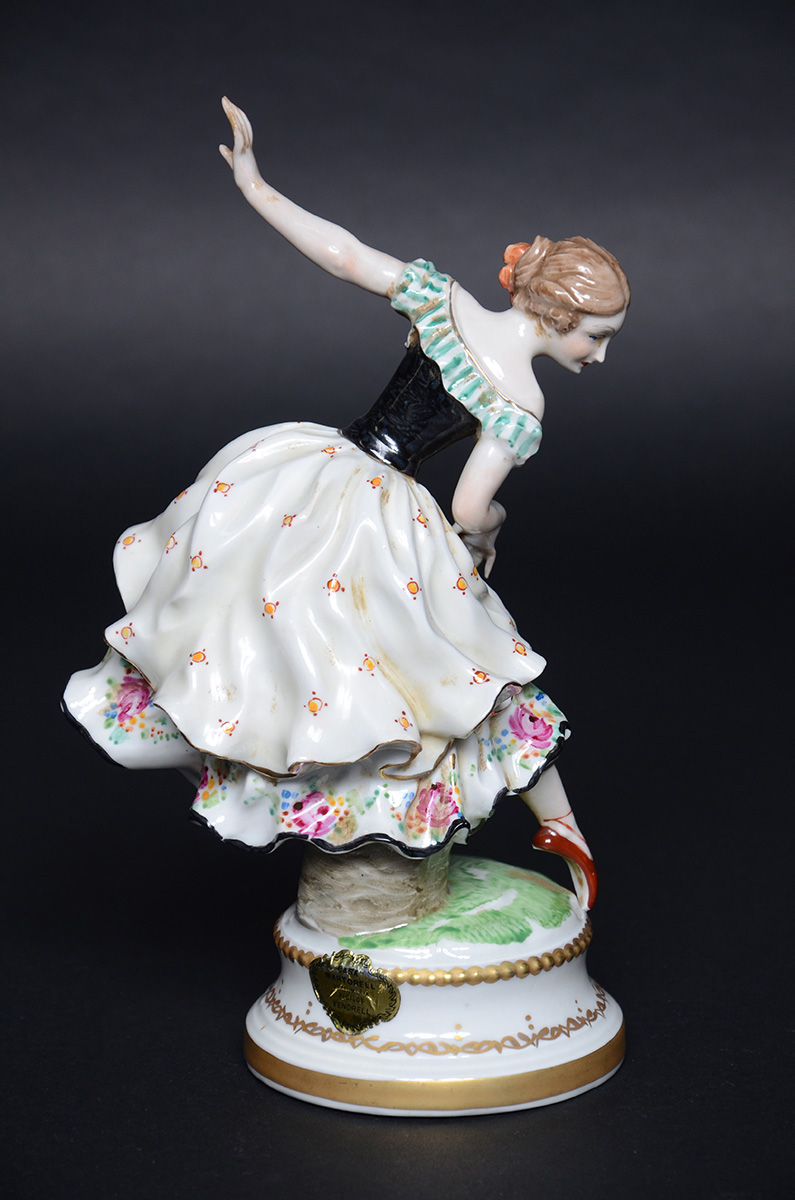 Estatueta de porcelana europeia policromada, representando dançarina. - foto 3 de 3