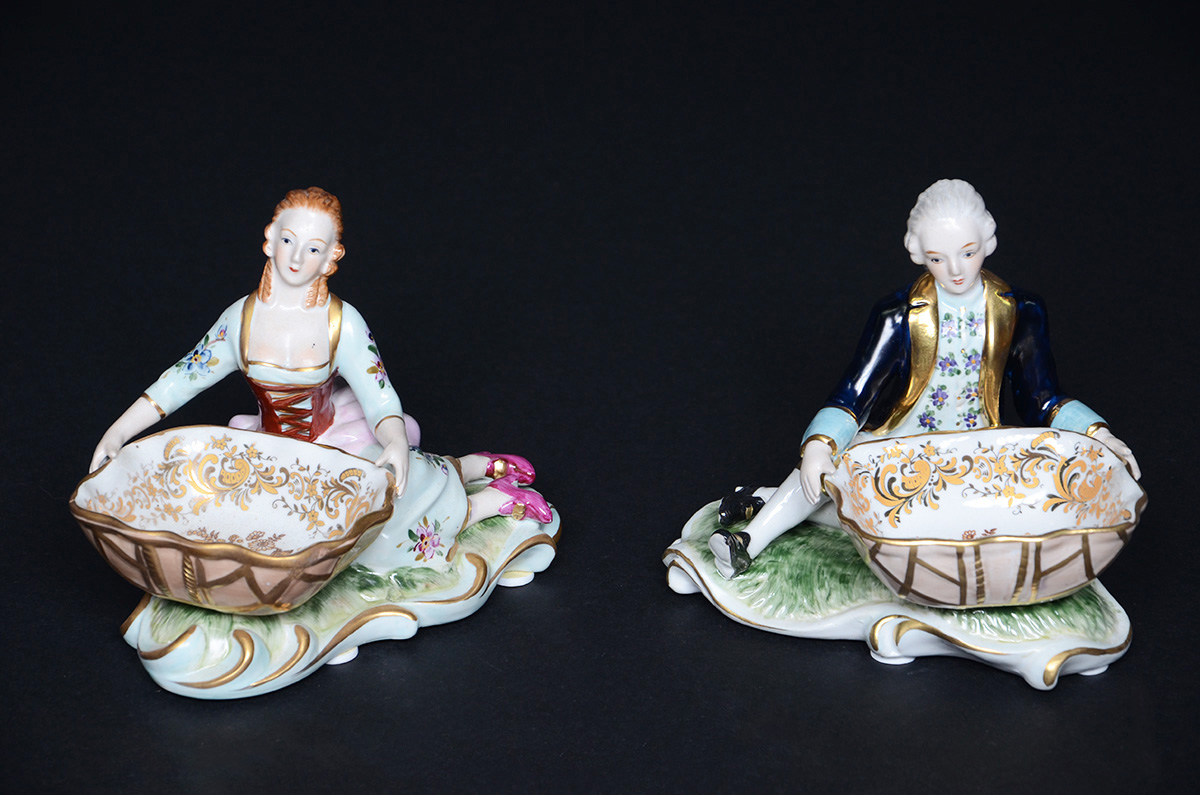 Par de estatuetas de porcelana européia policromada com realces... - foto 1 de 2