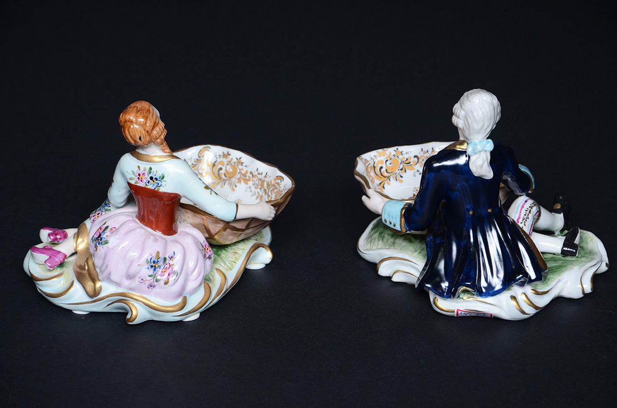 Par de estatuetas de porcelana européia policromada com realces... - foto 2 de 2