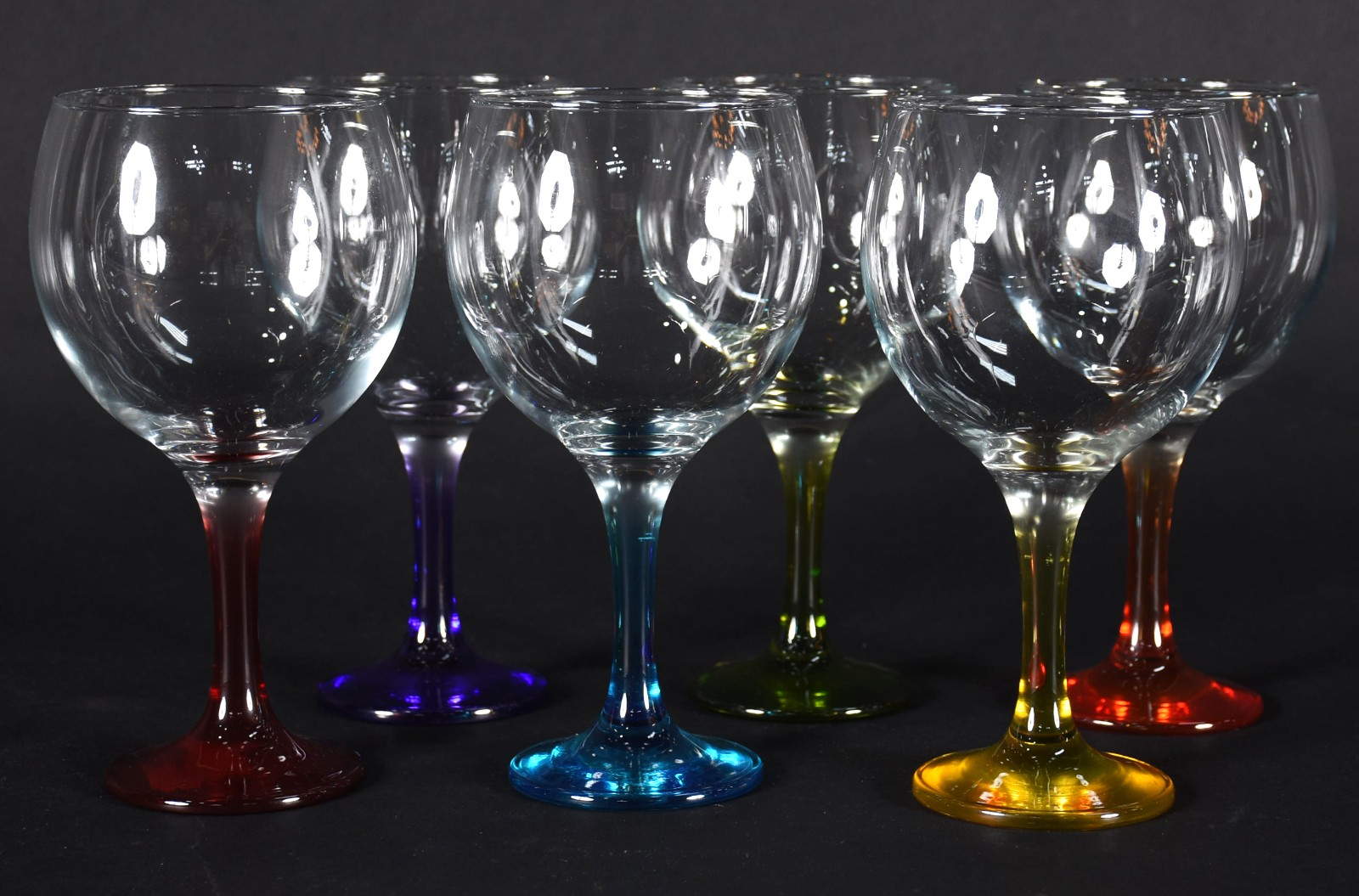 Seis taças para vinho de vidro feitio balloon com pés coloridos. - foto 1 de 4