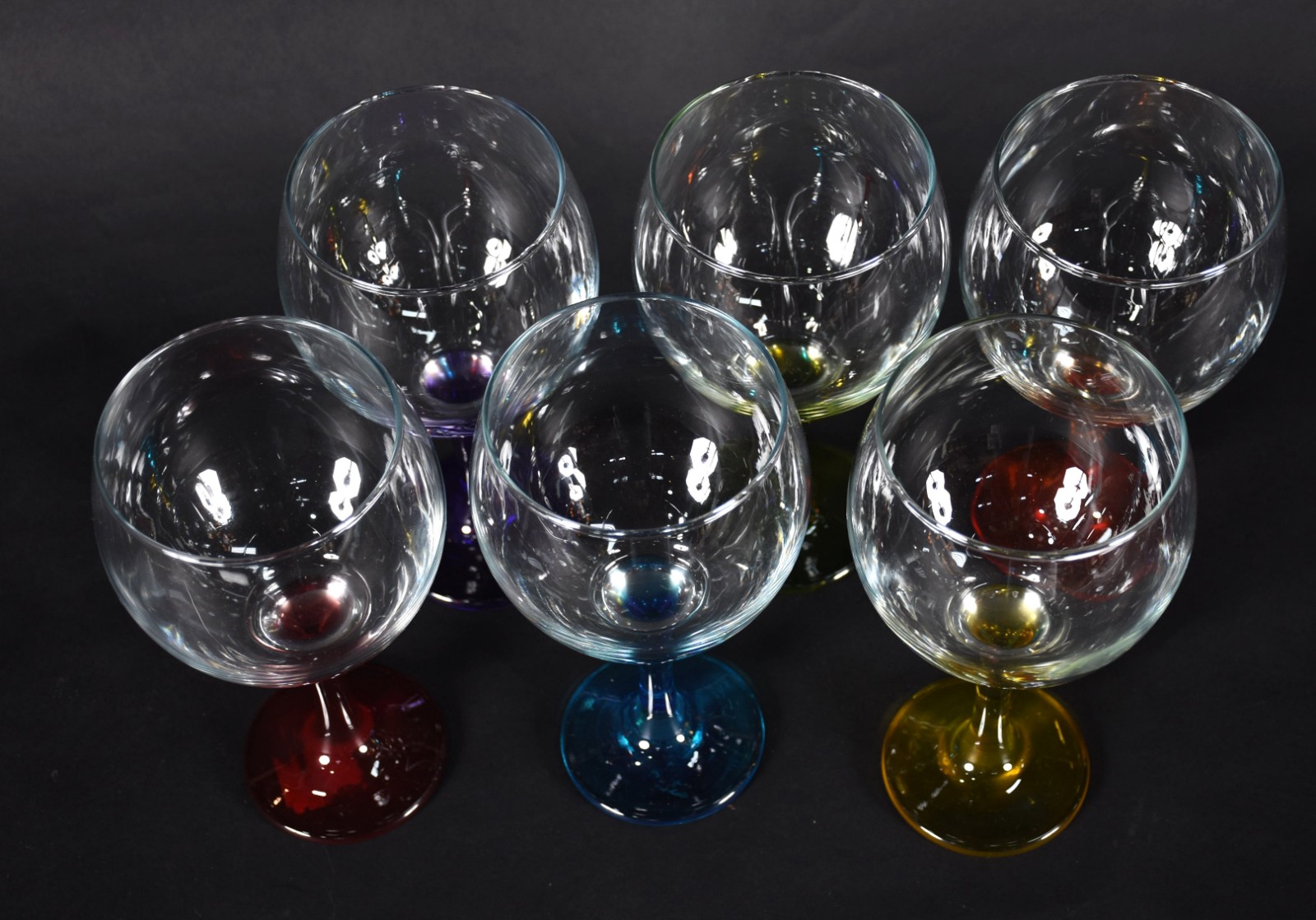 Seis taças para vinho de vidro feitio balloon com pés coloridos. - foto 2 de 4