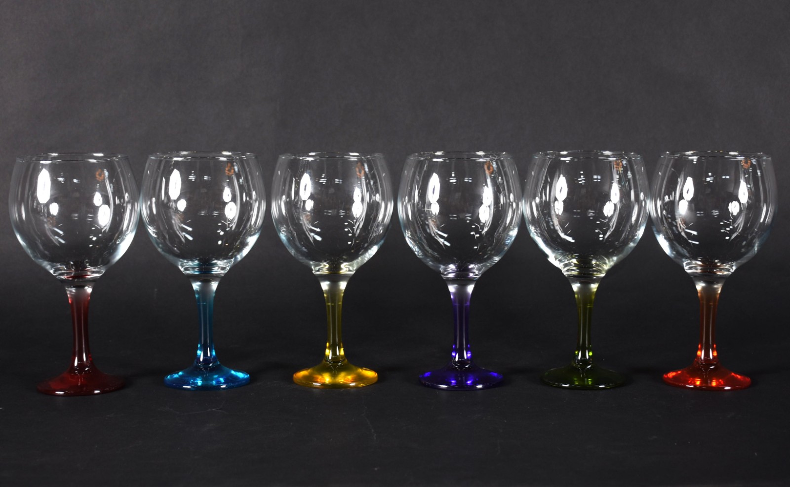 Seis taças para vinho de vidro feitio balloon com pés coloridos. - foto 3 de 4
