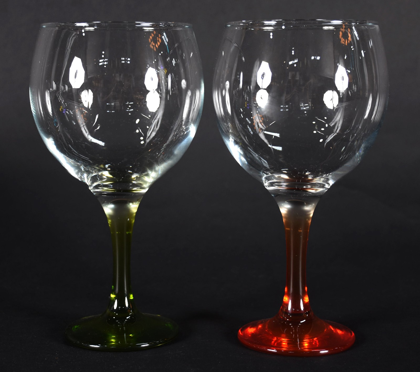 Seis taças para vinho de vidro feitio balloon com pés coloridos. - foto 4 de 4