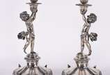 Par de excepcionais candelabros de prata contra... - Par de excepcionais candelabros de prata contrastada para 5 luzes cada, apresentando figuras de "Pucci" sustentanto as velas. Reversíveis para c...