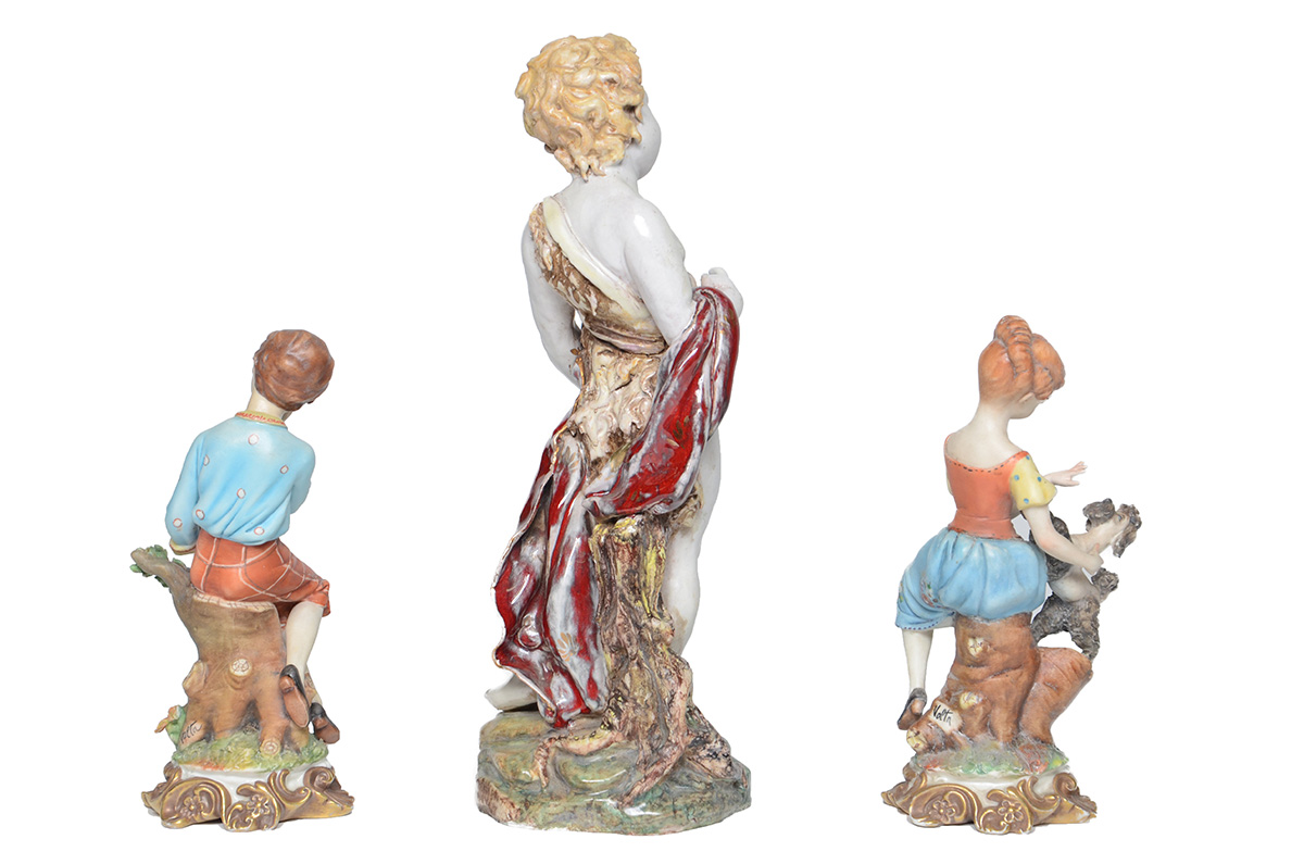 Três estatuetas de porcelana policromada, sendo duas italianas Capo... - foto 2 de 2