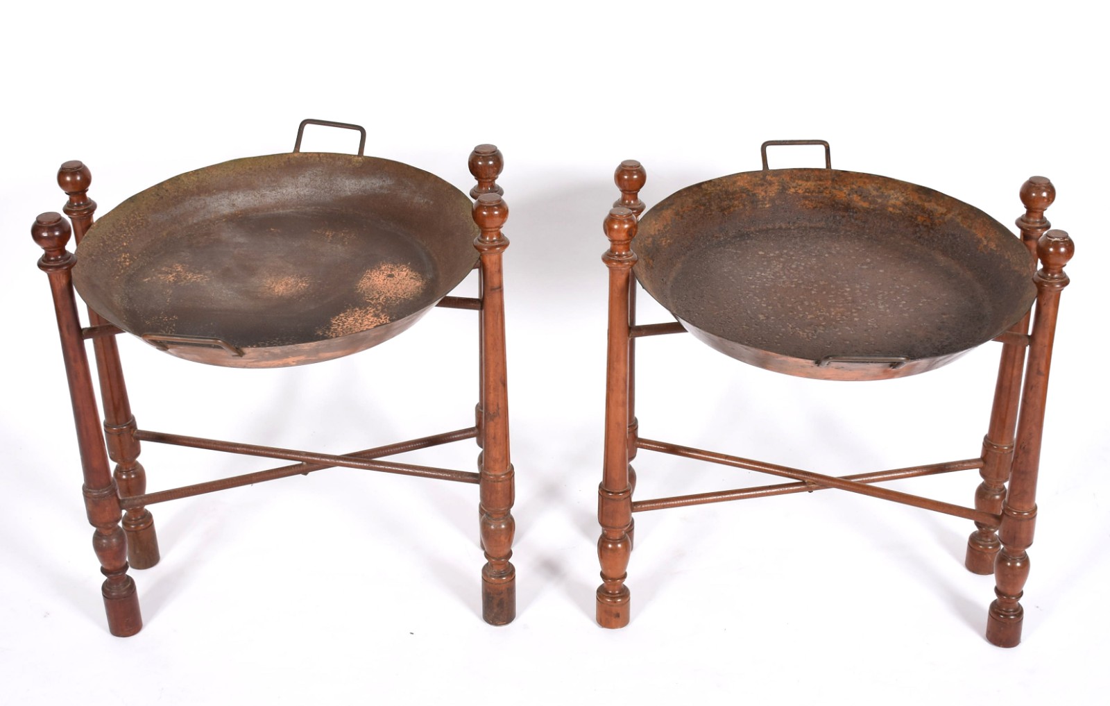 Par de mesas com bases de madeira e tampos na forma de "tachos" de... - foto 3 de 4