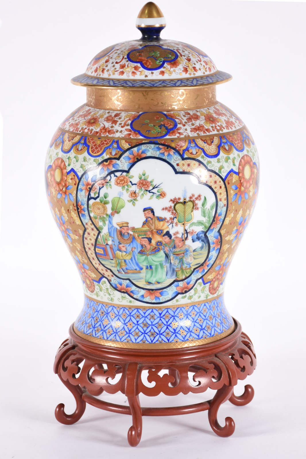 Potiche de porcelana pintada a mão ao gosto oriental, base de madeira. - foto 1 de 6