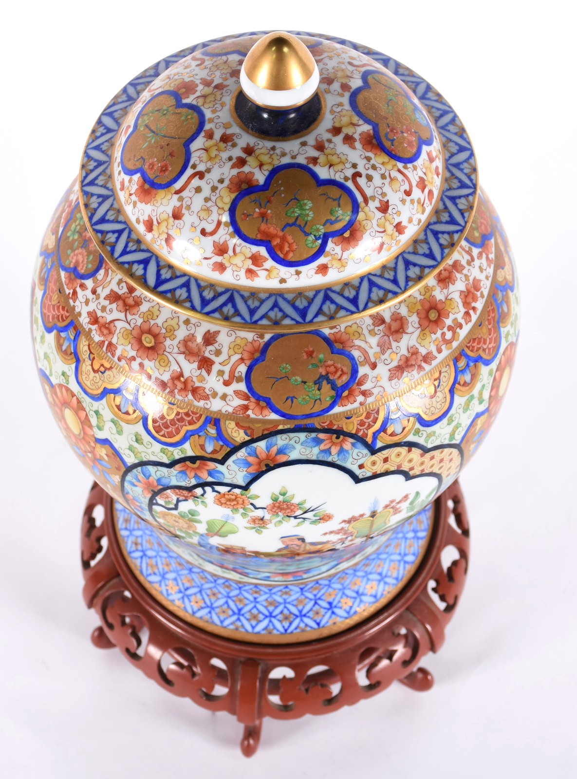 Potiche de porcelana pintada a mão ao gosto oriental, base de madeira. - foto 2 de 6