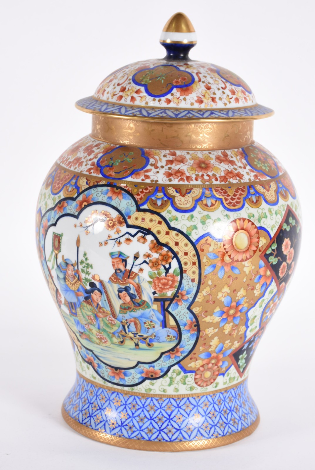 Potiche de porcelana pintada a mão ao gosto oriental, base de madeira. - foto 3 de 6