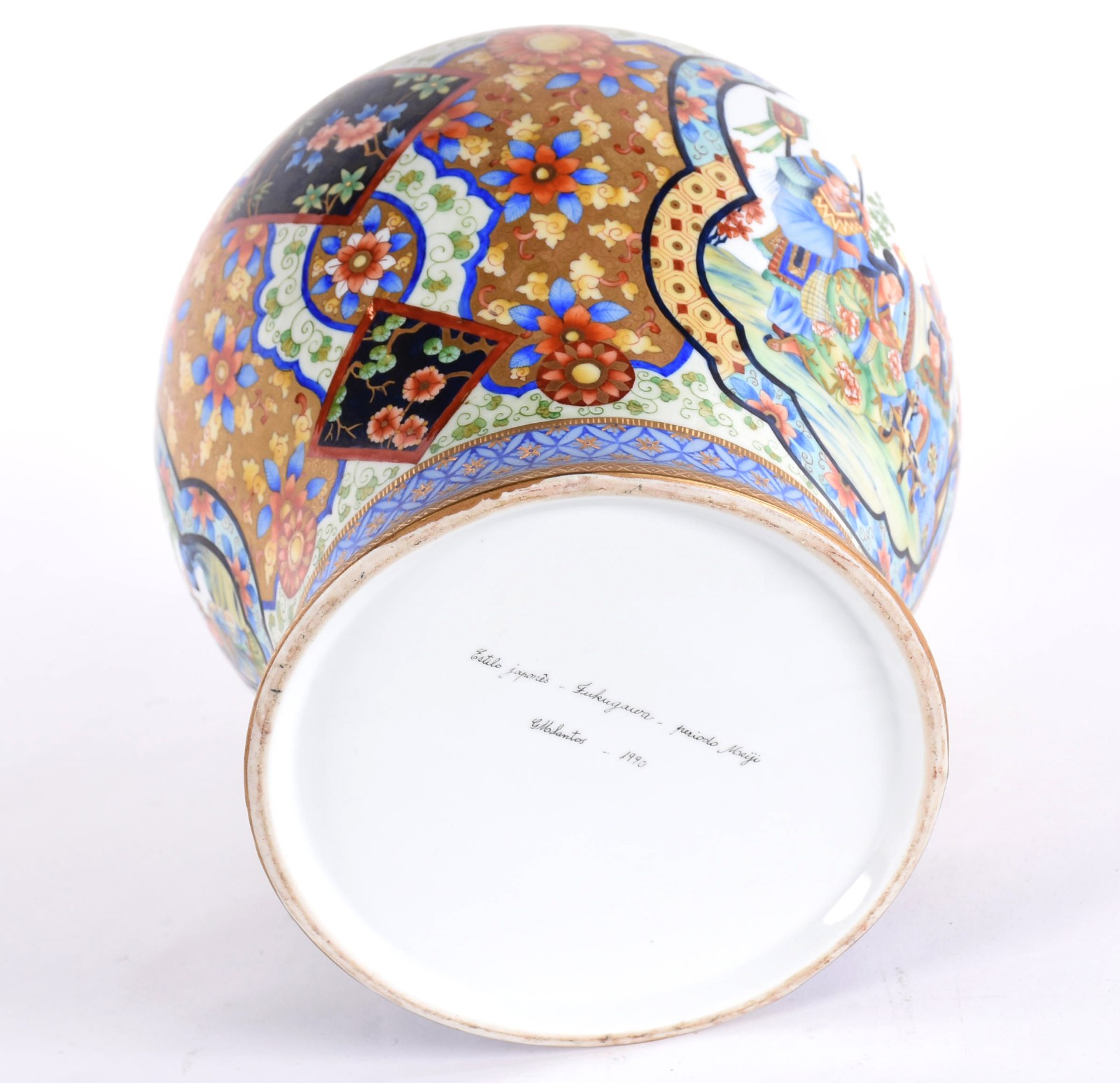 Potiche de porcelana pintada a mão ao gosto oriental, base de madeira. - foto 4 de 6