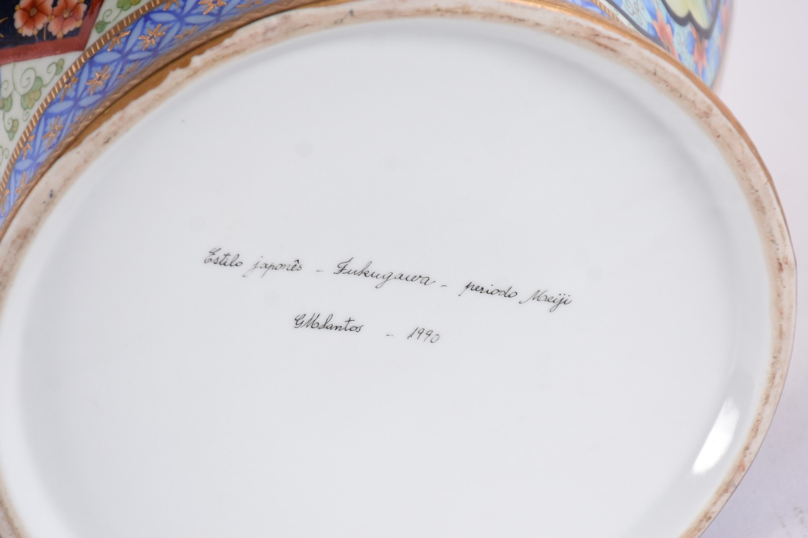 Potiche de porcelana pintada a mão ao gosto oriental, base de madeira. - foto 6 de 6