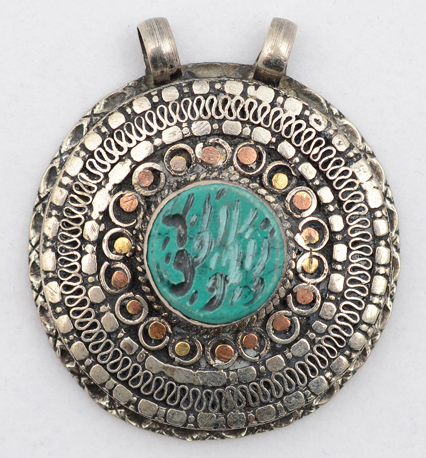 Pendente de prata com centro de turquesa. Diâmetro 4,5 cm.