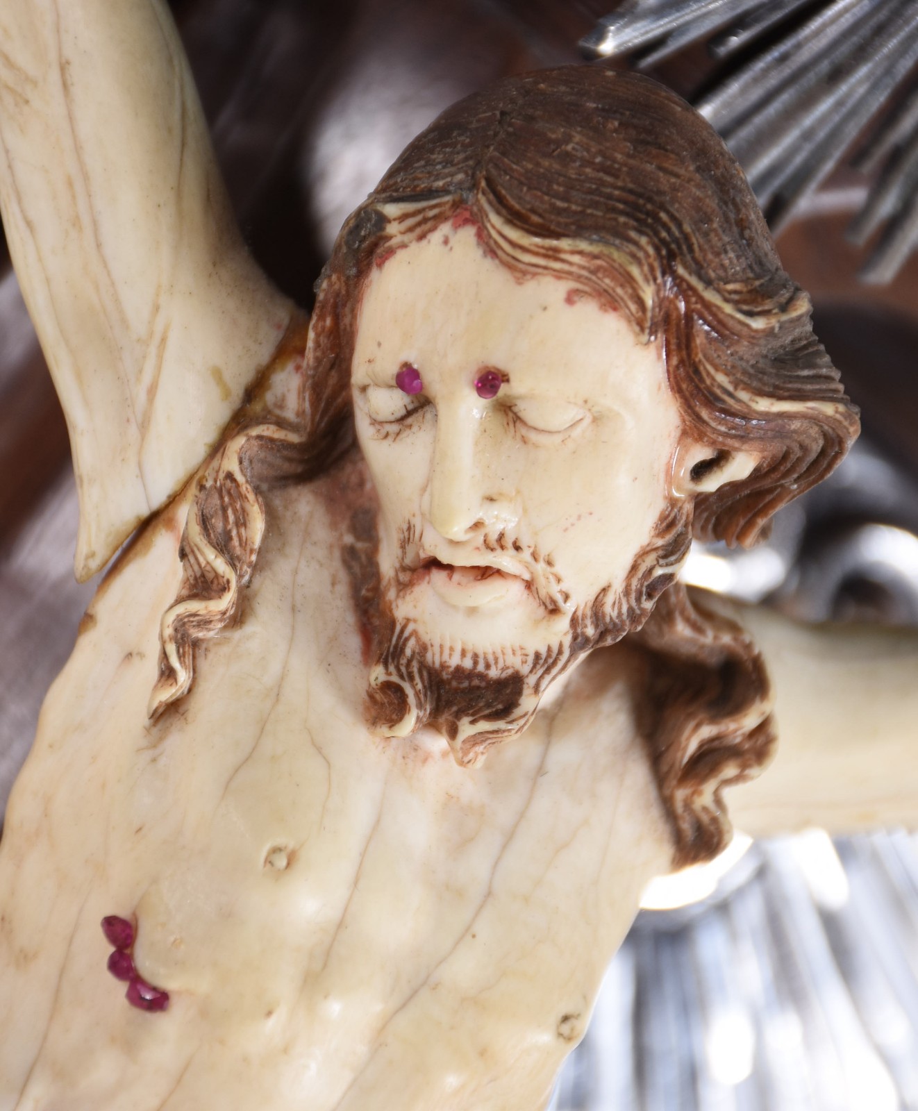 Excepcional Crucifixo de madeira nobre com figura de Cristo esculpida... - foto 2 de 7