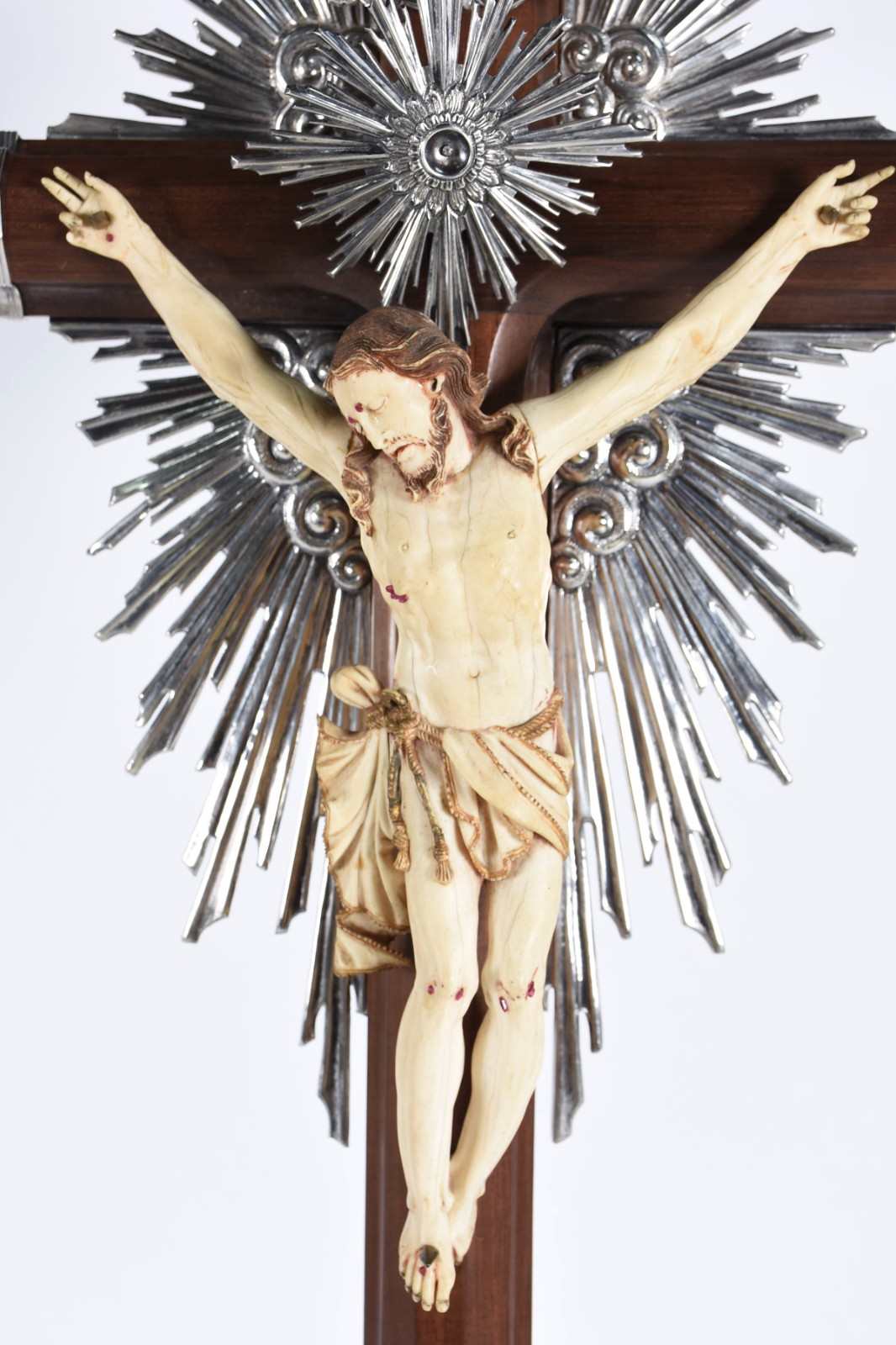 Excepcional Crucifixo de madeira nobre com figura de Cristo esculpida... - foto 3 de 7