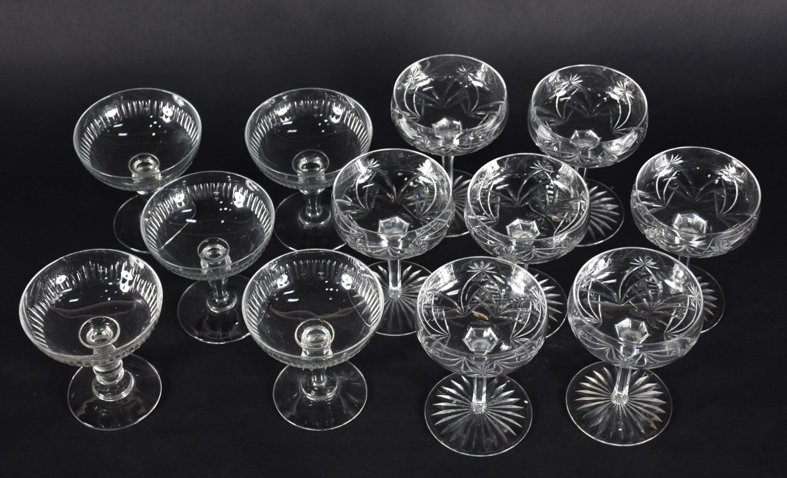 Lote com 12 taças para champagne de cristal frances, sendo 7... - foto 4 de 6