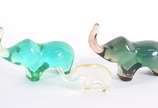 Três elefantes de resina de poliéster. - Três elefantes de resina de poliéster.