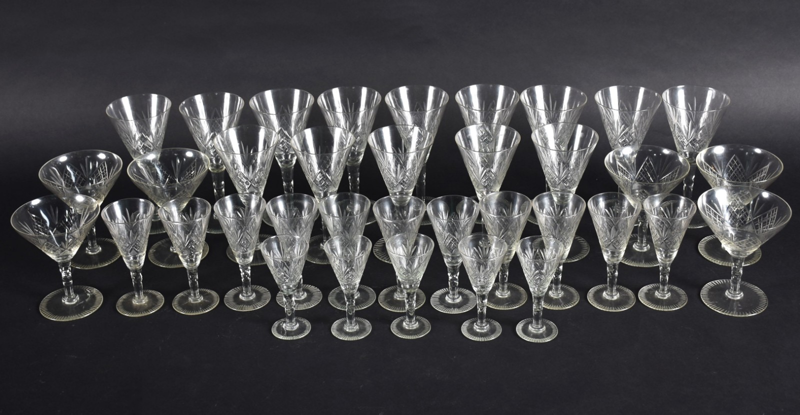 Serviço de cristal composto de: 8 cálices para vinho tinto, 6 para... - foto 1 de 9