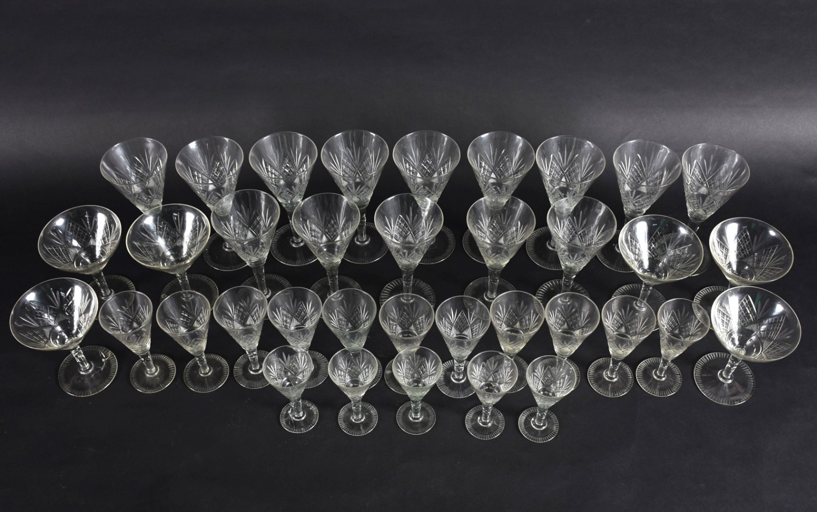 Serviço de cristal composto de: 8 cálices para vinho tinto, 6 para... - foto 2 de 9